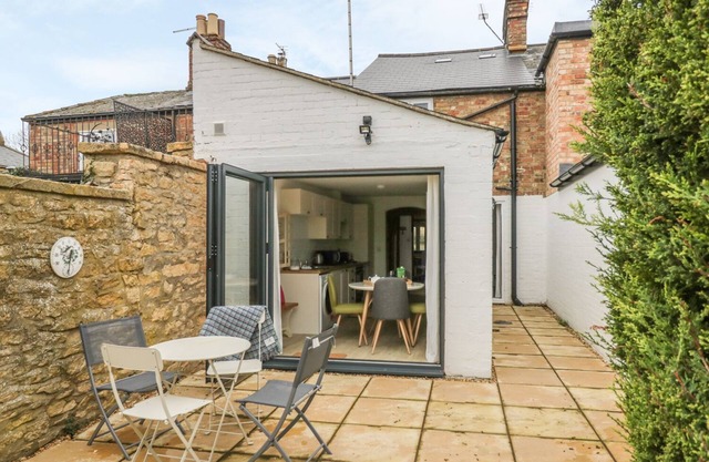 MAY COTTAGE, pet friendly, character holiday cottage in Broadway