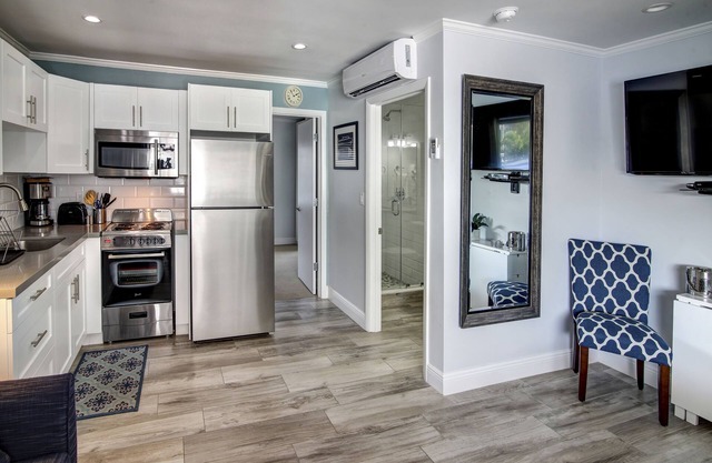 May-Dee Suites