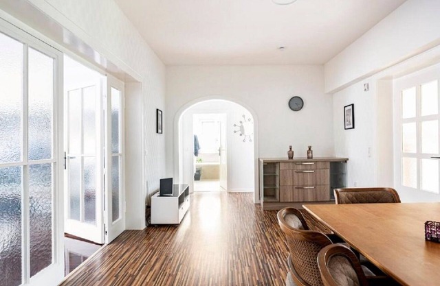 Maybach 4-Bedroom Apartment – Spacious, Stylish & Close to Düsseldorf Fair.