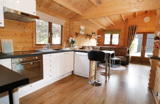 MAYFIELDS LODGE, family friendly, with a garden in Wem