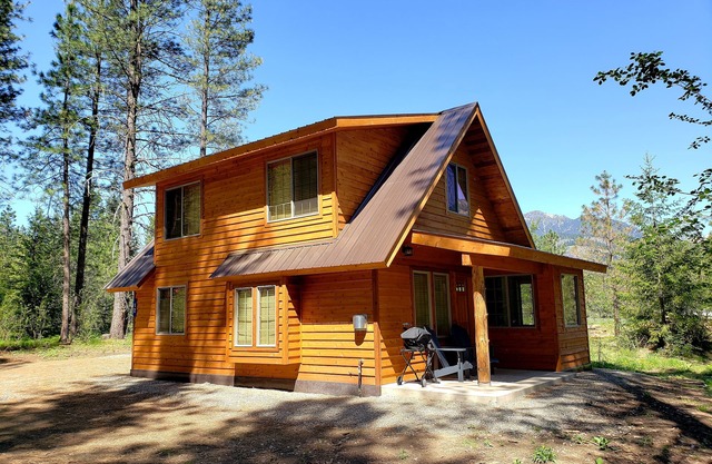 Mazama Mountain Hideaway is waiting to be your basecamp for fun! Now with A/C!