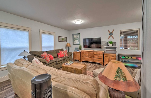 McCall's Cabin w/AC, Firepit, Hot Tub & Kayaks