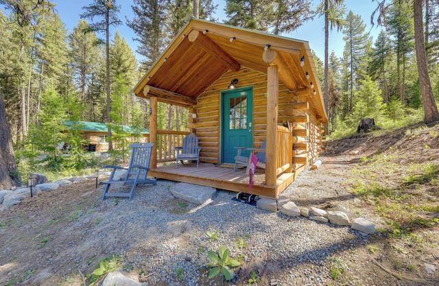 McGregor Lake Access: Cabin in Wooded Wilderness