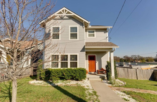 Mciver- 3 Bedroom Home- HUGE yard! 4.5 miles to Broadway.
