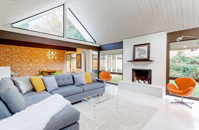 MCM home with atrium & yoga area near Nike HQ, Intel & Washington Square Mall