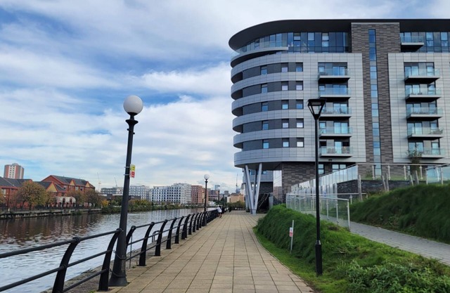 MCR's Luxurious 2 Bed Haven with Balcony - Proximity to Manchester United