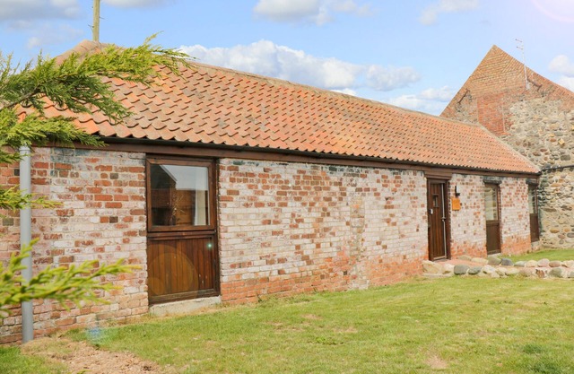 MEADOW VIEW, pet friendly, character holiday cottage in Withernsea