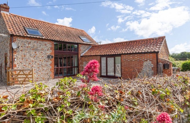 Meadow Barn - sleeps 6 guests in 3 bedrooms