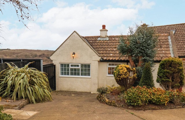 MEADOW COTTAGE, pet friendly, with a garden in Cloughton