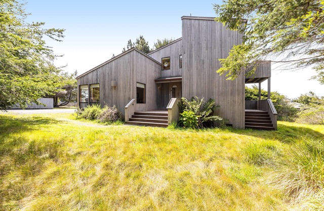 Meadow Home with Private Hot Tub, Ocean Views, Shared pool, Tennis, & Sauna