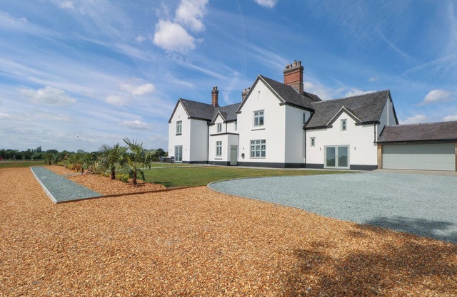 MEADOW MANOR AND SPA, pet friendly, luxury holiday cottage in Wem