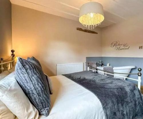 Meadow View Cottage - cosy, romantic & 20 mins from Alton Towers