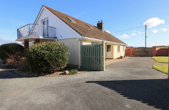 MEADOW VIEW, family friendly, with open fire in Letterston