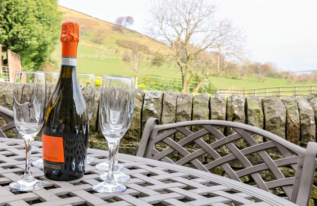 MEADOW VIEW, family friendly, luxury holiday cottage in Edale