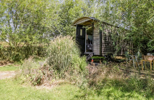 MEADOW VIEW, pet friendly, with a garden in Newport, Shropshire