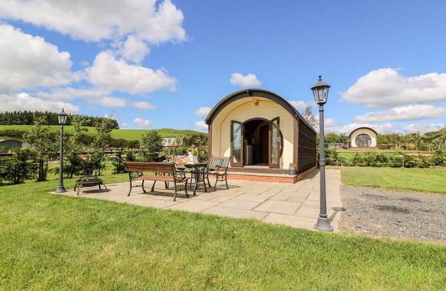 MEADOW VIEW, pet friendly, with hot tub in Rhayader
