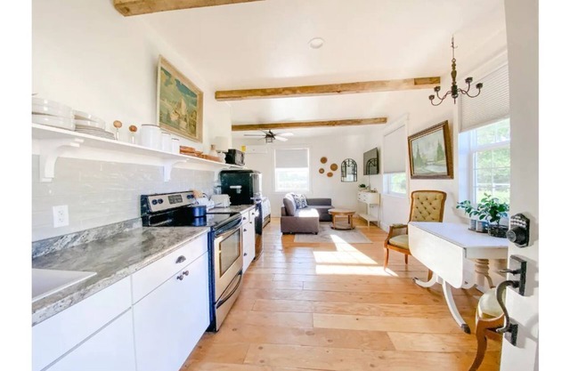 Meadowlark Cottage apartment, private entrance