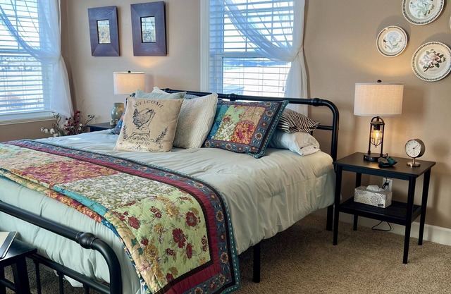 Meadowlark Heritage Farm-cation Close to Town, but country and mountain views!