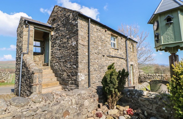MEADOWS EDGE, pet friendly, character holiday cottage in Holwick