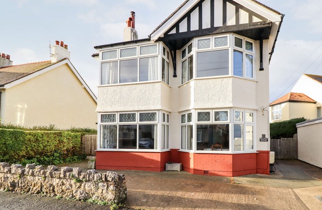 MEADWAY HOUSE, pet friendly, country holiday cottage in Rhos-On-Sea