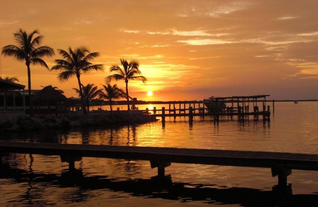 Meagan's Beach House - Bayfront Home with Breathtaking Sunrise and Sunsets