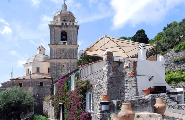 Medieval rustic with garden and wonderful sea view