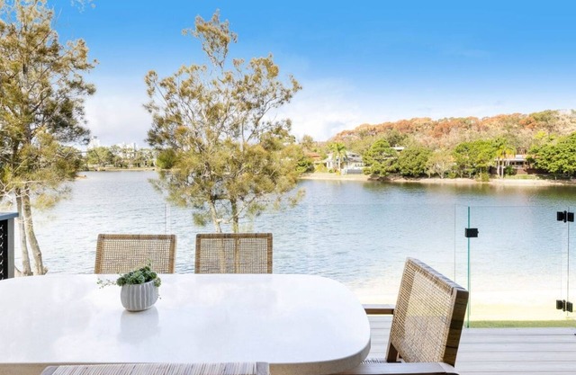 Mediterranean Villa by the lake, 5 minutes to Burleigh Heads
