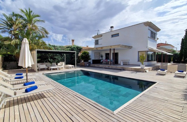 Mediterranean Elegance in Sa Ràpita – Stylish Villa for 8 Guests