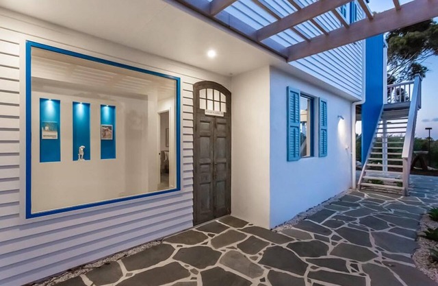 Mediterranean home sleeping 10, magical views with tennis court