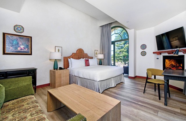 Mediterranean Unit with Outdoor Pool, Free Parking, Near Silicon Valley