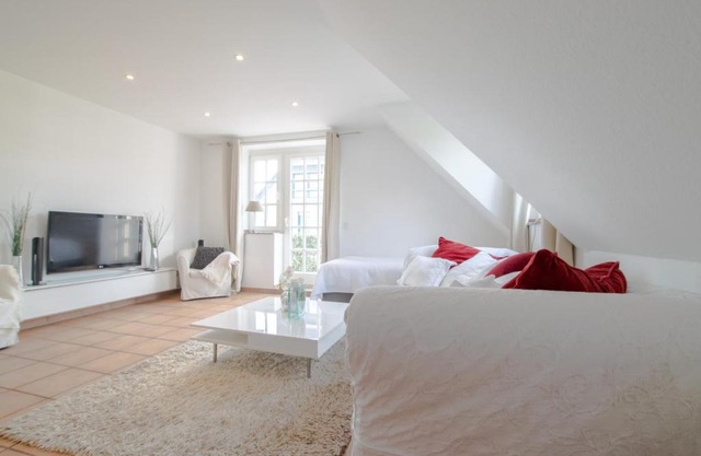 Meerbusch Apartments - 3 Room Apartment with Balcony - 20 Min Messe DUS