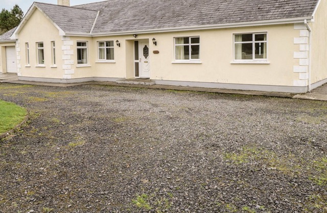 MEES HOUSE, pet friendly, with open fire in Timicat, County Galway