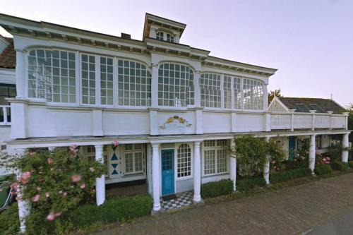 Meeuwen Manor