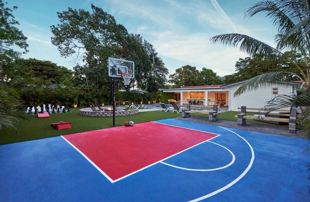 Mega Fun Villa w/a Cool BKB Ct, Giant Chess, Fire Pit & More!