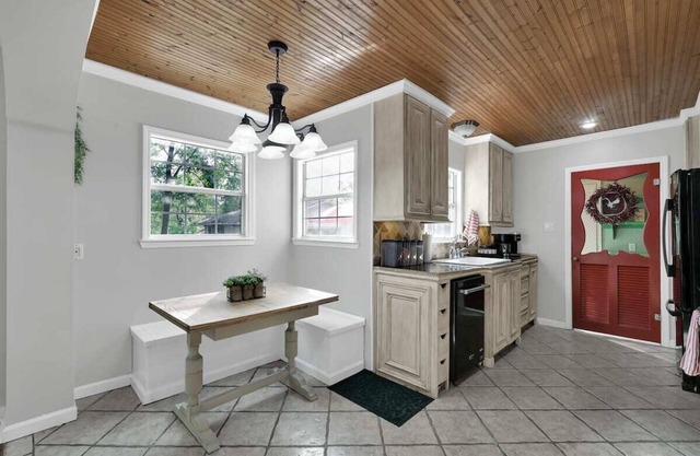 Mega space 5 bdrm/coffee/wifi/parking/smart TVs in bedroom