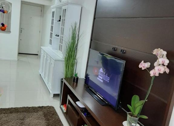 Meia Praia - apartamento com sacada ampla e churrasqueira, próximo a praia e a avenida principal.