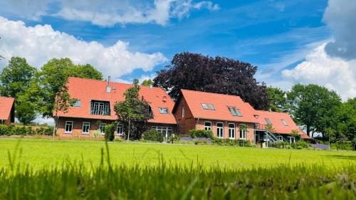 Meine Schule Sehlingen, exklusiver Familien oder Generations-Landurlaub, Treffen mit Freunden, Team-Auszeit, Workation, Sauna, Ruhe & Erholung genießen sowie Niedersachsen, Verden & die Lüneburger Heide entdecken