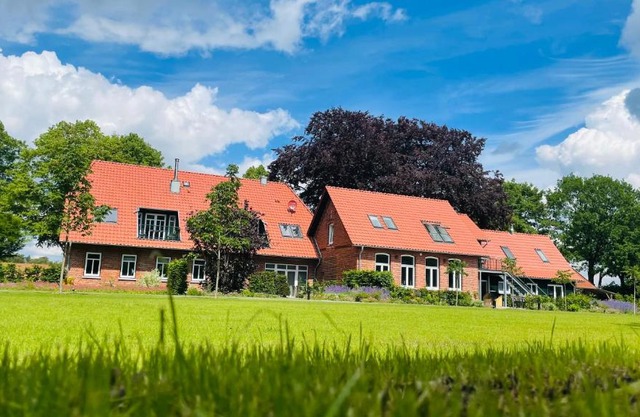 Meine Schule Sehlingen, exklusiver Familien oder Generations-Landurlaub mit Hund, Workation, Sauna, Ruhe & Erholung genießen sowie Niedersachsen, die Lüneburger Heide, die Nordpfade oder Städte wie Verden, Hamburg, Bremen, Lüneburg & Celle erleben