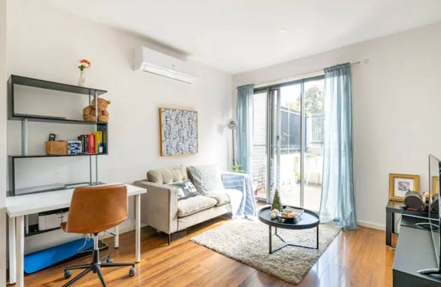 MEL Latrobe Uni townhouse for 6 people tram golf RMIT Bundoora