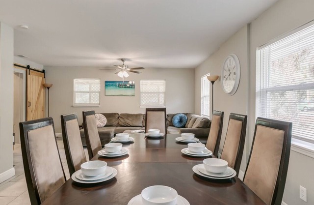 Melbourne 6 bed 2 bath-Sleeps 12 in BEDS-Centrally Located Fully Stocked Home