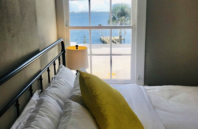 Melbourne Waterfront - 2 Bed 2 Bath - Entire Apartment