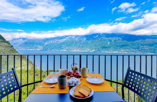 melograno: with stunning lake view