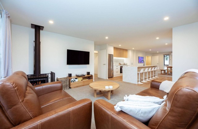 Memorial Crescent Retreat - 4 bedroom family home