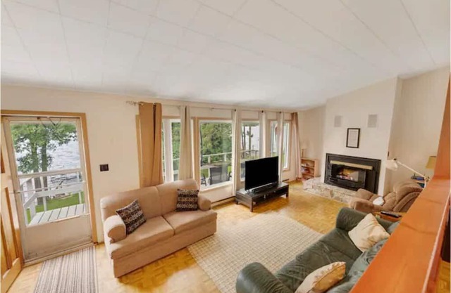 Memory Making Private Waterfront Cottage, Huge Lot