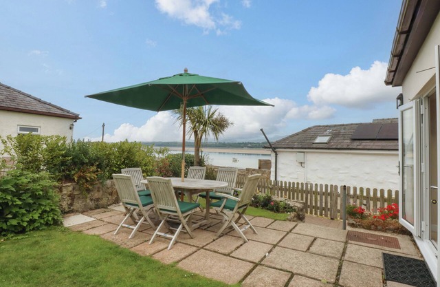 MENAI COTTAGE, family friendly, with a garden in Brynsiencyn