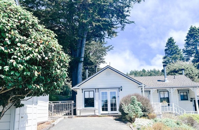 Mendocino Carriage house! Fireplace! Walk to the beach