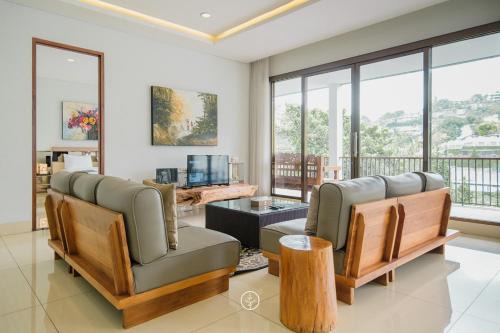 Mentari Hill View Villa 8 bedrooms with a private swimming pool and a movie room