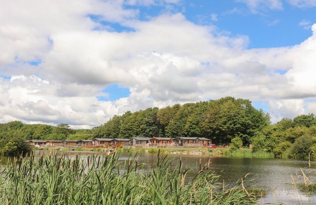 MERESIDE, family friendly, with pool in Carnforth