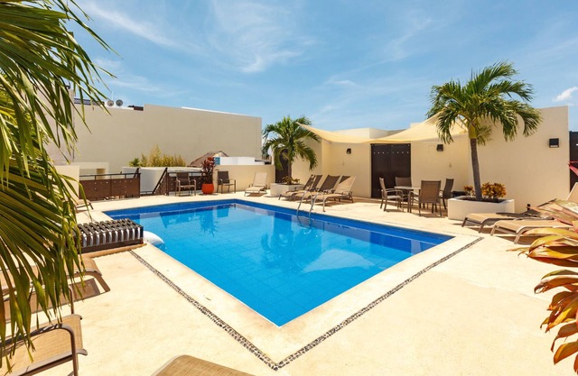 Meridian Beach Condo, 200m from beach and 5th avenue, Wifi