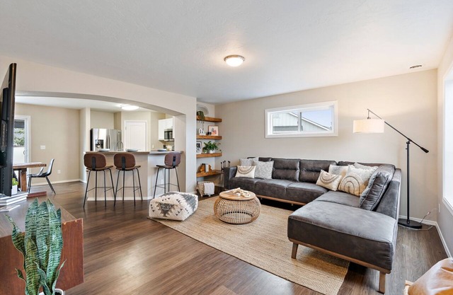 🌞 Meridian BNB - 4BR/2.5BA Huge Backyard: Near Eagle, Star, Boise, The Village